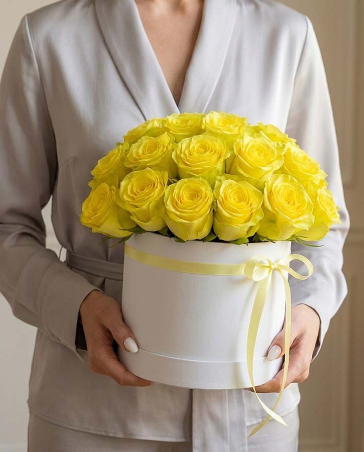 Słoneczny Flower Box – Żółte Róże Premium w Eleganckim Białym Pudełku